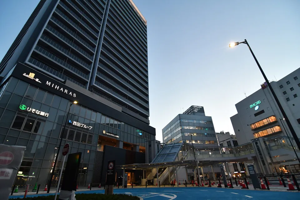 本厚木駅前のビル街