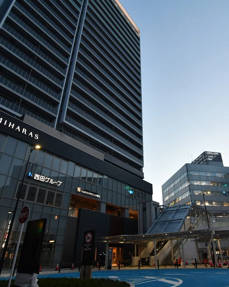 本社のある本厚木駅前のビル